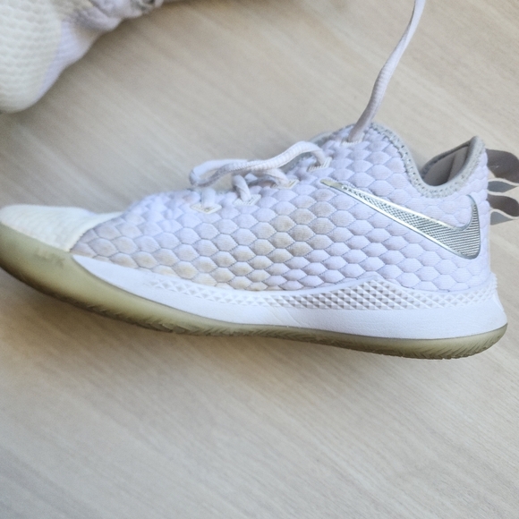 Nike LeBron Witness 3 Shoes in White Chrome size 8 Athletic Basketball Active - Picture 6 of 7
